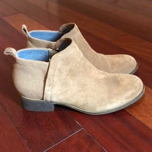 Toms Deia Bootie in Toffee Suede/Wool